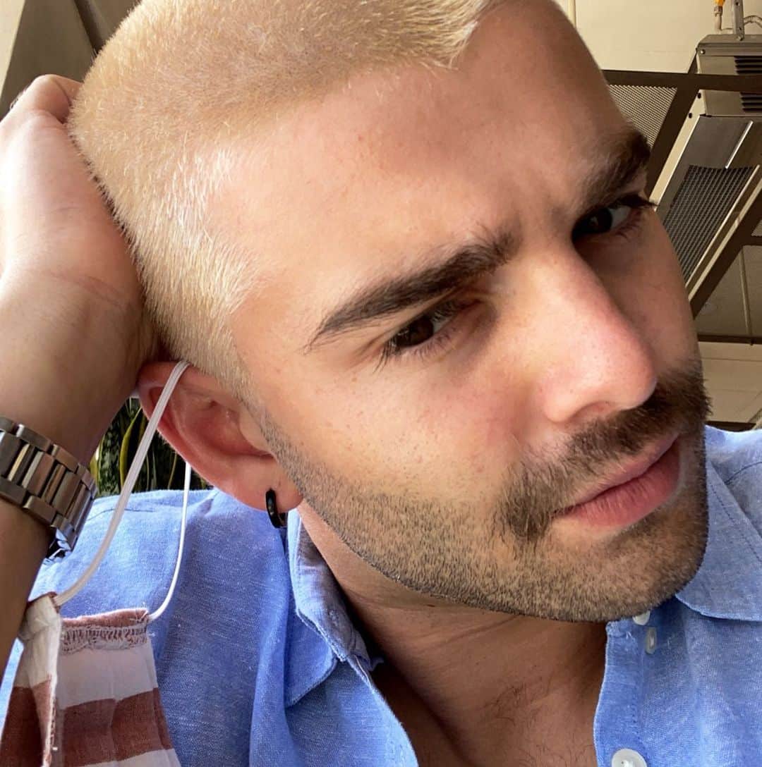 ジャック・グリフォーのインスタグラム：「To stache or not to stache is the question I mustache」