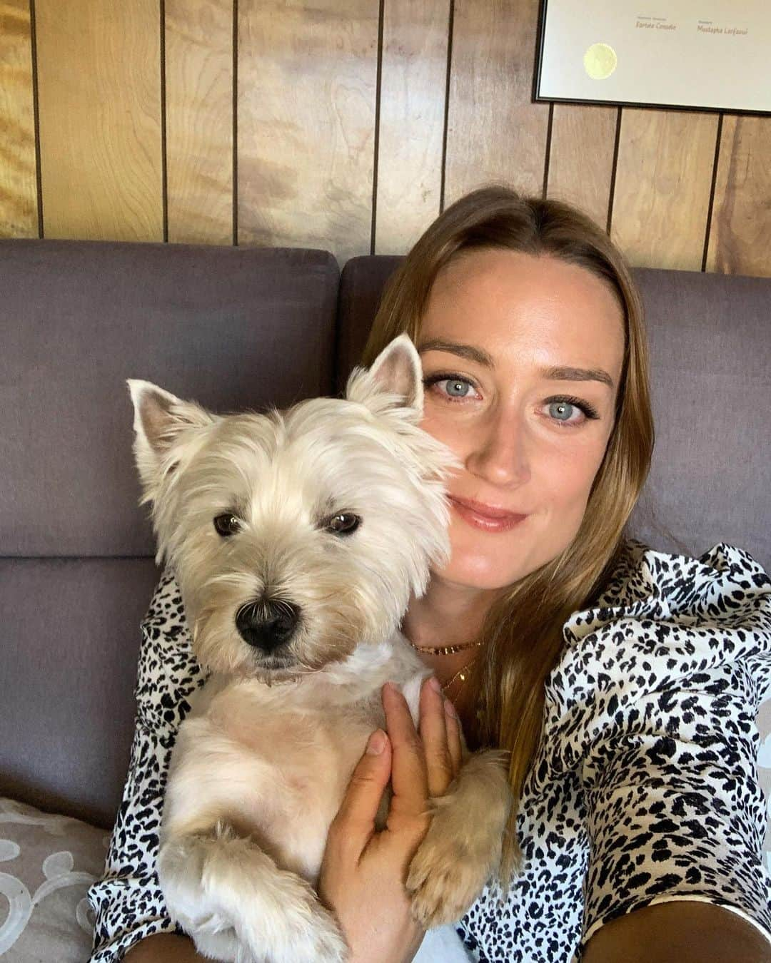 ミレイア・ベルモンテ・ガルシアのインスタグラム：「Tal para cual 🐶👱🏻‍♀️」