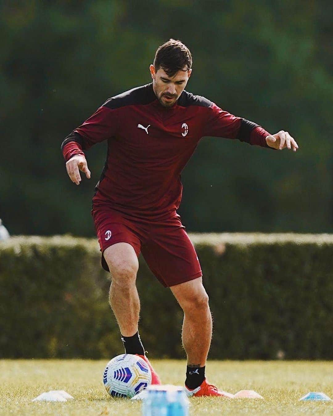 アレッシオ・ロマニョーリのインスタグラム：「I’m coming back @acmilan 🔴⚫️」