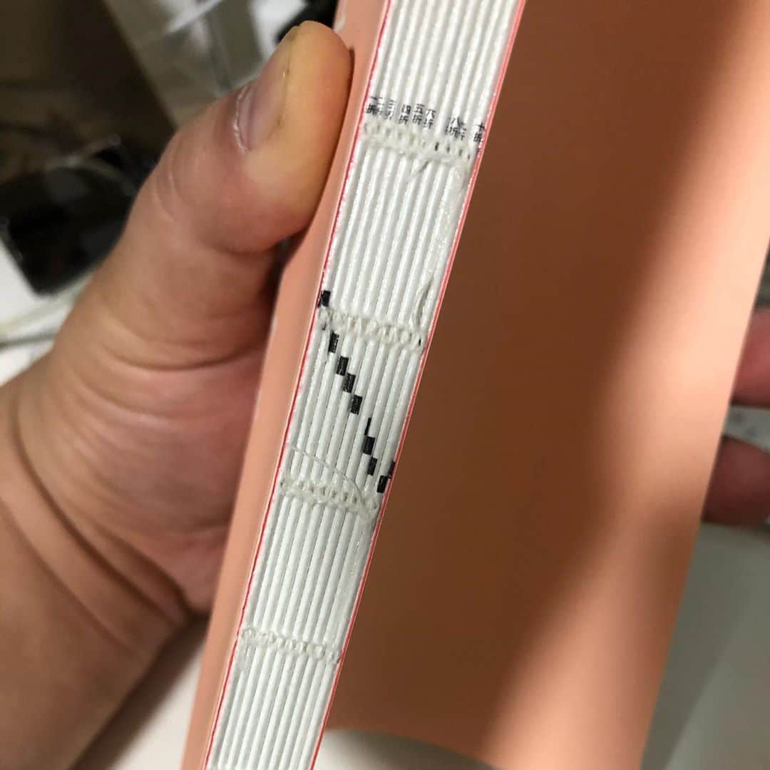 丸山ゴンザレスのインスタグラム：「乱丁落丁っていうか束見本みたいな本が届き、めっちゃ読みにくいので初めて返本するか考え中。」
