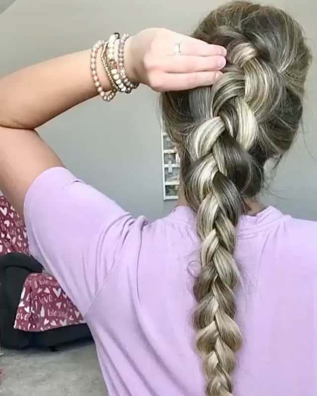 I N S T A B R A I Dのインスタグラム：「Boho Dutch Braid ✨  Stylist: Kelsie Sanford  Instagram: @hair_by_kelsie  Location: Texas and Nevada🌵 Specialty: Kelsie 🙋🏼‍♀️ is a licensed cosmetologist. She’s been beautifying locks for 9 years and loves all things color & BRAIDS!   Step-by-step breakdown of the look:  1. Take upper half of hair and split into three equal sections. 2. Take the right most piece and move it to the middle while going UNDER the middle piece.  3. Then take the left piece and move it under the current middle piece. 4. Now, back to the right piece. This time, add a small section of the loose hair from the right and add it to the right strand, then move both of them under the middle piece so that it is now the new middle piece.  5. Then take a small section from the loose hair on the left and attach it to the left strand, move those under the middle piece. 6. Repeat these steps until there is no hair left to take and continue the braid all the way down :)」