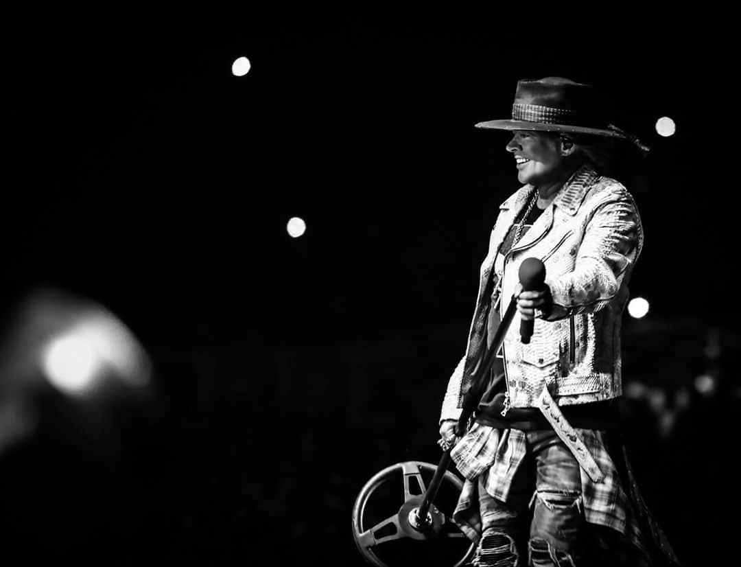 Guns N' Rosesさんのインスタグラム写真 - (Guns N' RosesInstagram)「Santiago, it’s been too long. #onthisday in ‘17」9月30日 4時28分 - gunsnroses