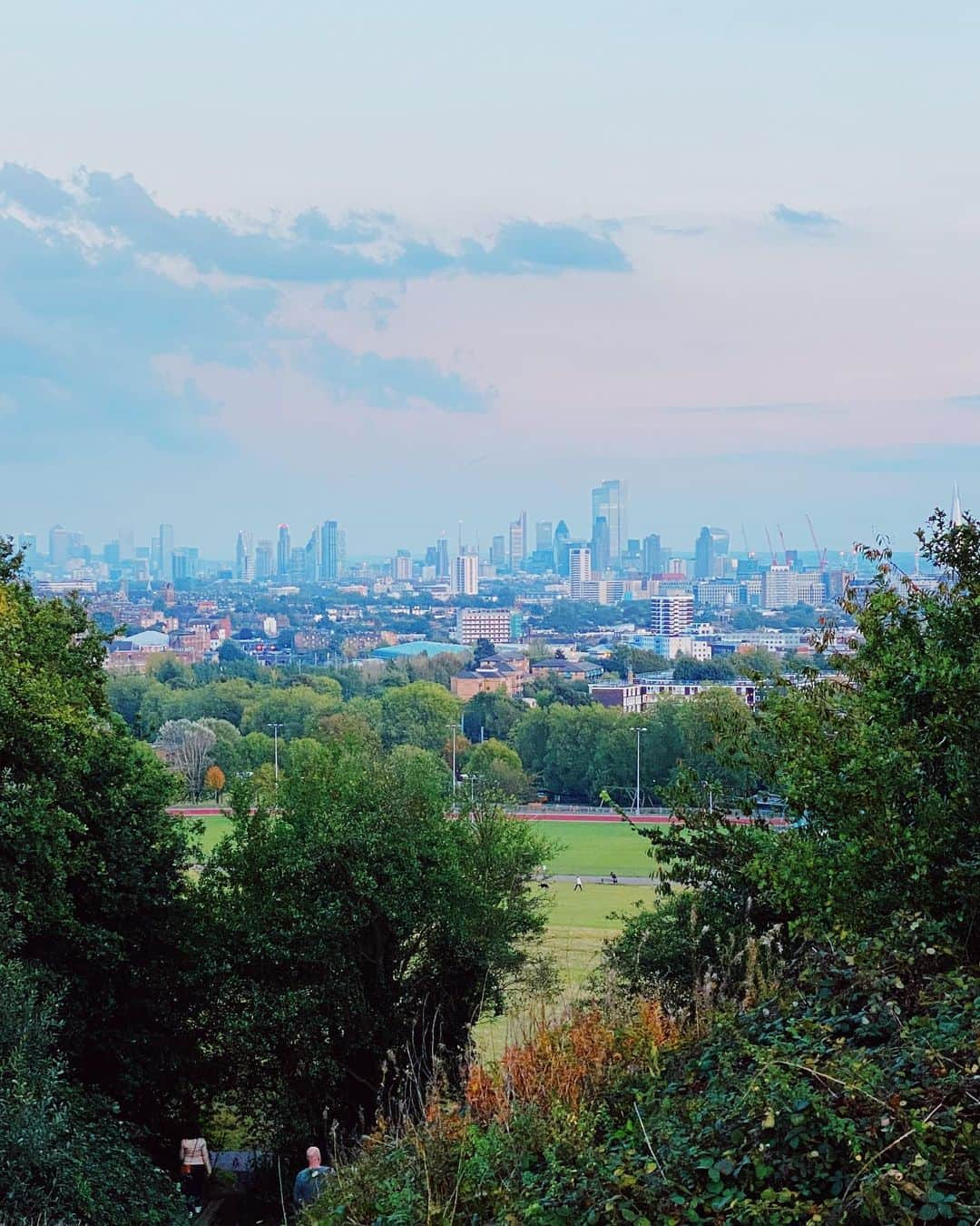 @LONDON | TAG #THISISLONDONさんのインスタグラム写真 - (@LONDON | TAG #THISISLONDONInstagram)「@MrLondon on #ParliamentHill in #HampsteadHeath for #BlueHour this evening! 💙 Lovely watching them sun go down and the city lights gradually turn on at dusk. 🤩 19C quickly turned to 18, then 17, and before you know it it’s 12C! 🥶 Definitely need to change my wardrobe out this coming weekend! 😆 Oh, and who wouldn’t love to own one of these South Hill houses that back onto the ponds?! 😱 So pretty! 🙌🏼  ___________________________________________  #thisislondon #lovelondon #london #londra #londonlife #londres #uk #visitlondon #british #🇬🇧 #Hampstead」9月30日 4時30分 - london