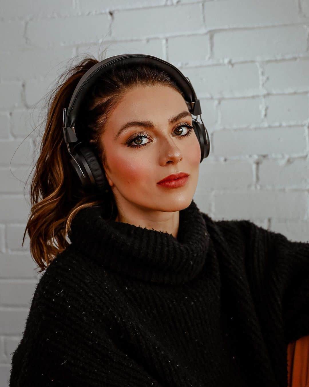 ケイトリン・ホワイエクのインスタグラム：「Hey guys! I’m super excited to be partnering with @sudio to tell you about their Regent II headphones! I have used these headphones for years and I love traveling with them to competitions and, of course, when I’m mixing music and live DJing!  . Some of my favorite features are- 🎧 COMFORT- the on-ear style is super comfortable and I can wear them for hours on a flight without them hurting my ears. 🎧 CUSTOMIZATION- you can change the caps on the headphones to different colors/ patterns (see my stories for an example!) . Use code khaw15off (no caps) at checkout to save 15% on your purchase! #sponsored #sudio #sudiomoments」