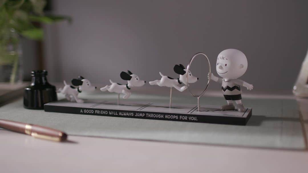 スヌーピーさんのインスタグラム写真 - (スヌーピーInstagram)「A good friend will always jump through hoops for you. Shop this limited edition figurine made in honor of Peanuts' 70th anniversary. Get yours exclusively at @hallmarkstores and online at #linkinbio  #Peanuts70 #Snoopy70 #Hallmark」9月30日 4時38分 - snoopygrams