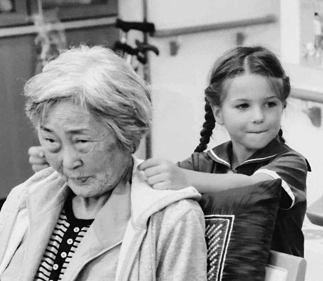 リュプカ・ゴイッチさんのインスタグラム写真 - (リュプカ・ゴイッチInstagram)「Japanci od malih nogu vode djecu u staracke domove, da spoznaju da vrijeme neumitno curi, da cijene svoj zivot i zivote onih koji su ih donijeli na svijet. “Divna mladost uvijek je vjerovala, a i danas vjeruje, da je lako pokrenuti svijet.” #alfredopanzini #japan #hiroshima #aickindergarten #janasienna ❤️」9月30日 4時45分 - ljupkagojicmikic