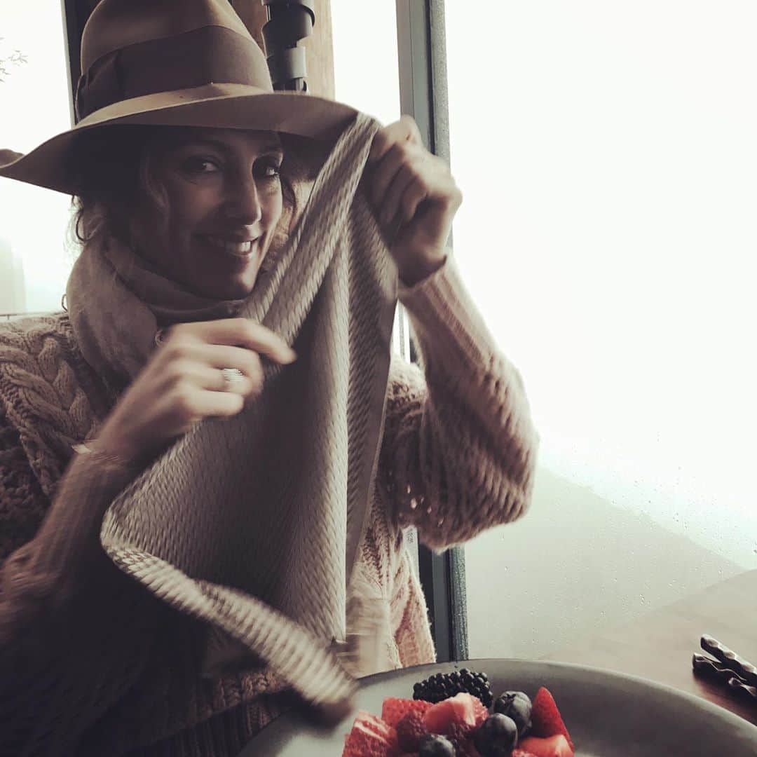ジェニファー・エスポジートのインスタグラム：「There are days, hell months, when I’d like to put that napkin right over my head. Sadly, now is not the time. Whatever it is you believe in, it’s time to speak up and speak out.  As the Covid experiences has taught us, absolutely NOTHING is guaranteed.  What do YOU believe in? What are you ready to fight for?  #vote. Join me at something else I’m ready to fight for @arebelliousact productions join me there xoxo」