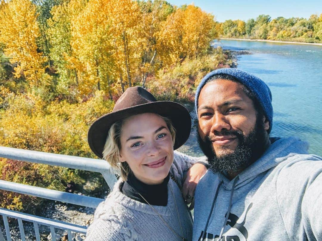 ジェイミー・キングさんのインスタグラム写真 - (ジェイミー・キングInstagram)「Spears and Rose taking in the autumnal beauty. Love you J - so thankful to act with you. ❤️  #blacksummer #cast #netflix #family」9月30日 4時56分 - jaime_king