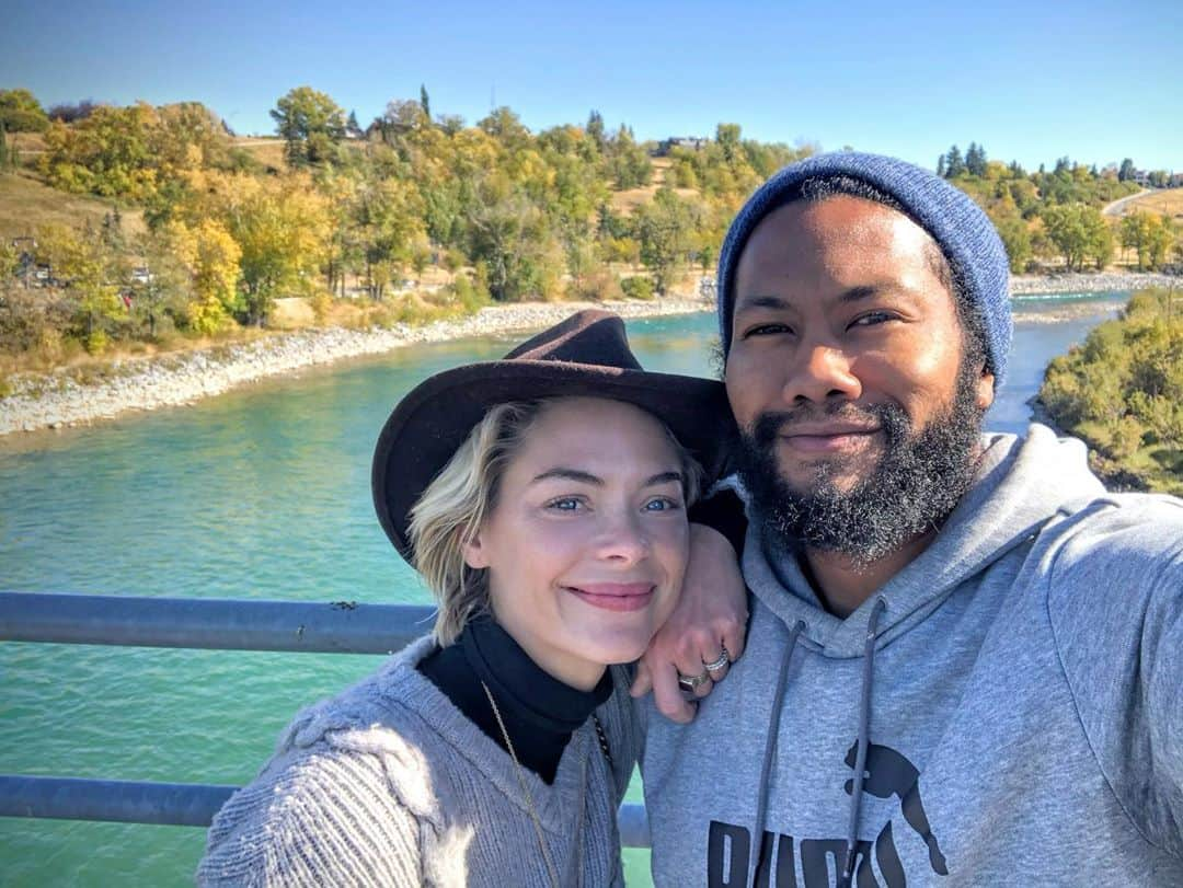 ジェイミー・キングさんのインスタグラム写真 - (ジェイミー・キングInstagram)「Spears and Rose taking in the autumnal beauty. Love you J - so thankful to act with you. ❤️  #blacksummer #cast #netflix #family」9月30日 4時56分 - jaime_king