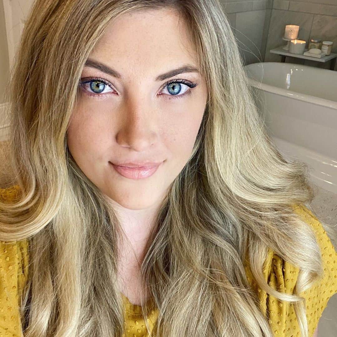 Elle Fowlerのインスタグラム：「Fall is my color 🌾🍂🍁」