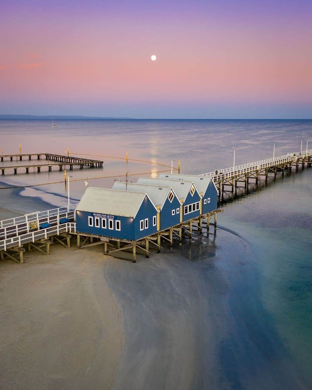 Australiaさんのインスタグラム写真 - (AustraliaInstagram)「Good morning to you too, @busseltonjettyofficial 👌 @_ryanchatfield captured this picture-postcard shot of #Busselton recently where ‘the sunrise was happening in one direction and the moon was setting in the other’. Pretty impressive, right? Located in @westernaustralia’s @australias_southwest, this stunning spot is just over two hours from @visitperth and home to the incredible #underwaterobservatory. #seeaustralia #thisisWA #australiassouthwest #wanderoutyonder」9月30日 5時00分 - australia