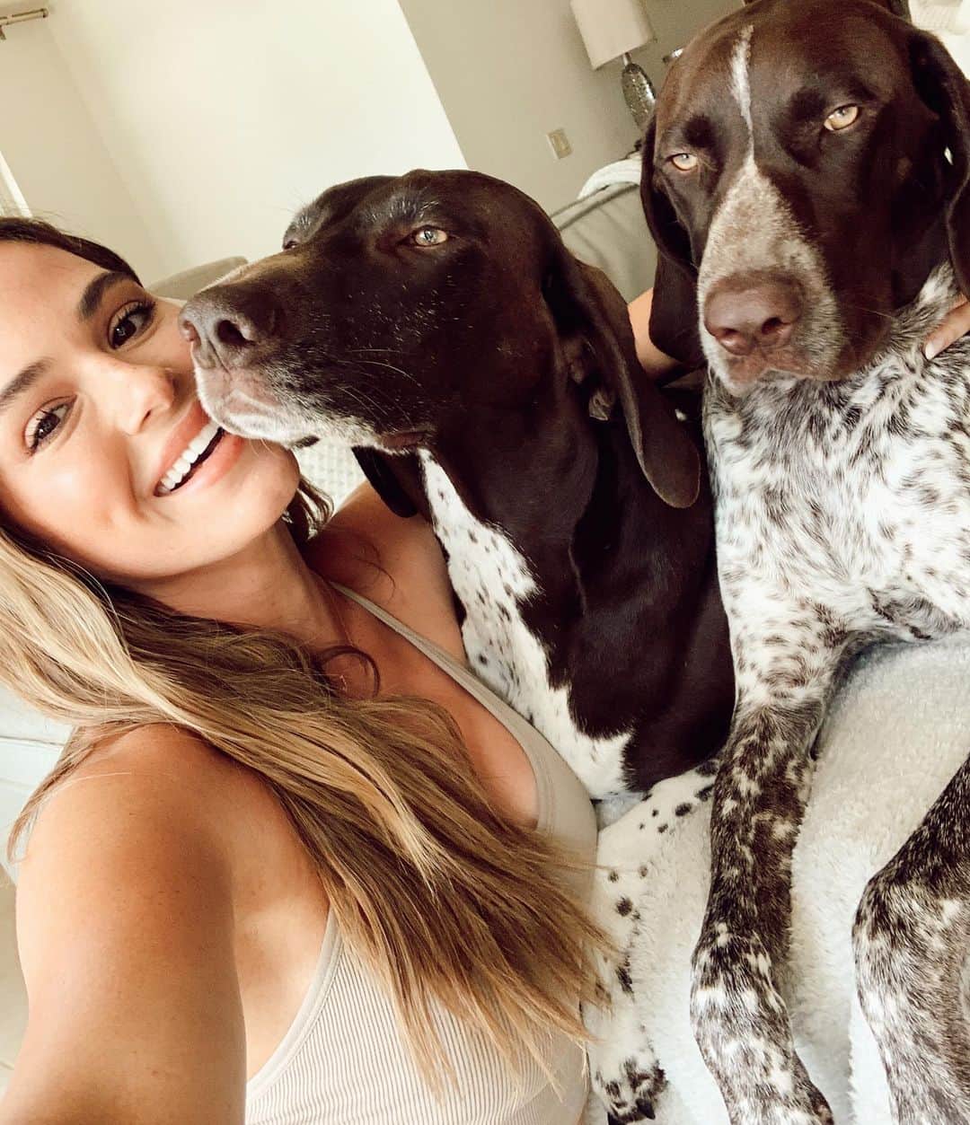 ジョジョ・フレッチャーのインスタグラム：「Me: “just love meeeee”  Boys: “Mom... do less”」