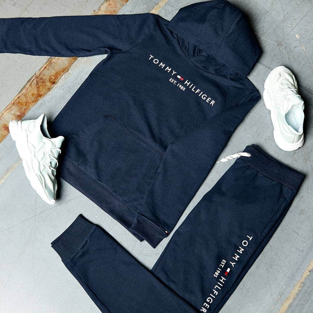 FOOTASYLUMさんのインスタグラム写真 - (FOOTASYLUMInstagram)「For those chilled ones! 👌  Cop the @tommyhilfiger Junior Linear Logo Hoodie & Jogger set online today!  #Footasylum #TommyHilfiger #Junior」9月30日 5時10分 - footasylum