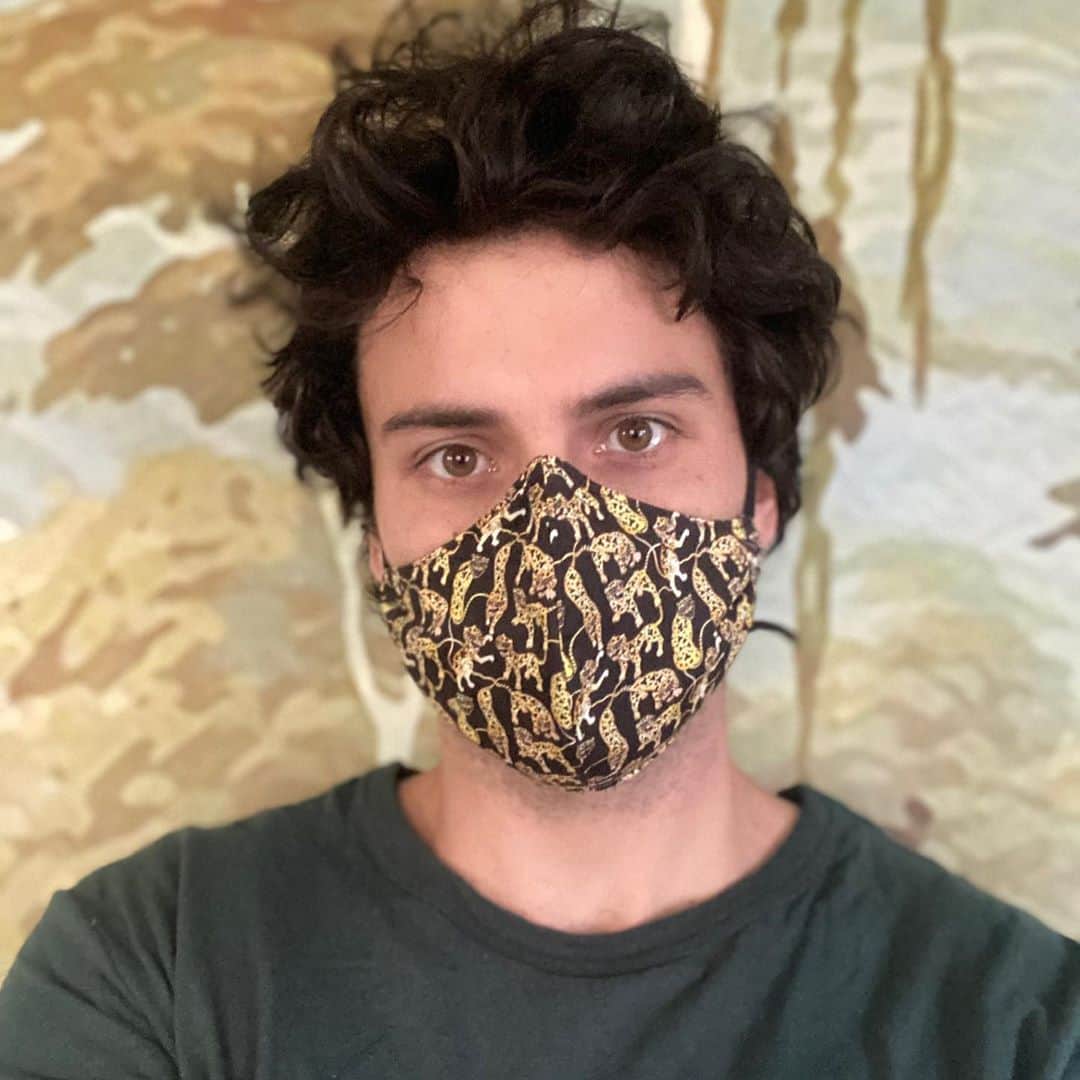 ジャック・ファライーのインスタグラム：「This is me, staring deep into your soul and willing you to register to vote (or double check your voter registration!).   Also, I’m on @cameo today and tomorrow and all the proceeds will benefit @trevorproject. The Trevor Project is a life saving hotline for LGBTQ+ youth that provides support, resources and crisis intervention. Links are in my bio as usual.」