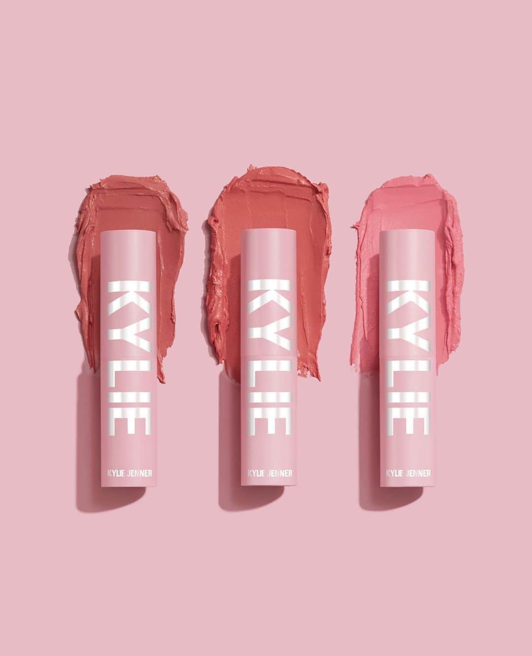 Kylie Cosmeticsさんのインスタグラム写真 - (Kylie CosmeticsInstagram)「we 💗 our new creamy, long lasting blush sticks! grab this trio now on KylieCosmetics.com ⁠⠀ ⁠⠀ shades shown left to right: ⁠⠀ 💓 Runway⁠⠀ 💓 In My Feels⁠⠀ 💓 Better Half」9月30日 5時13分 - kyliecosmetics