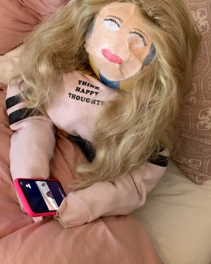 ブライス・ジョンソンのインスタグラム：「My daughters answer to online school! 🤣」
