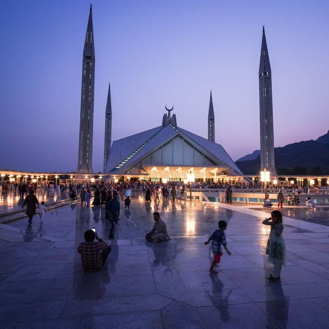 National Geographic Travelさんのインスタグラム写真 - (National Geographic TravelInstagram)「Photo by @junmichaelpark / The Faisal Masjid in Islamabad, Pakistan, is one of the largest mosques in Asia. Turkish architect Vedat Dalokay took inspiration from a Bedouin tent to design this mosque. The construction began in 1976 and took 10 years to complete. For more photos and stories, follow @junmichaelpark.」9月30日 5時16分 - natgeotravel