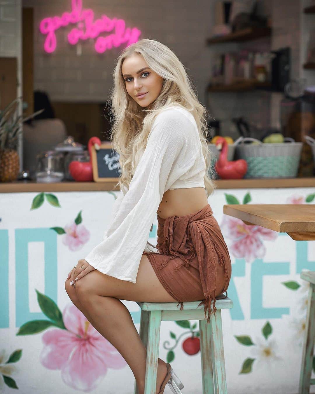 Anna Nyströmのインスタグラム：「Waiting for my smoothie 💖🥥 @nobumarbella」