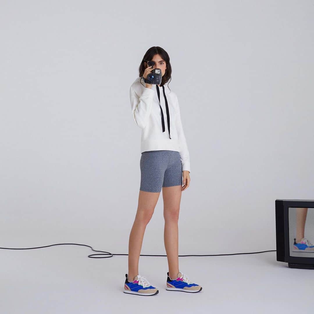 のインスタグラム：「WATCH OUT! New SCHUTZ NINETY 💙 #schutzninety #newin」