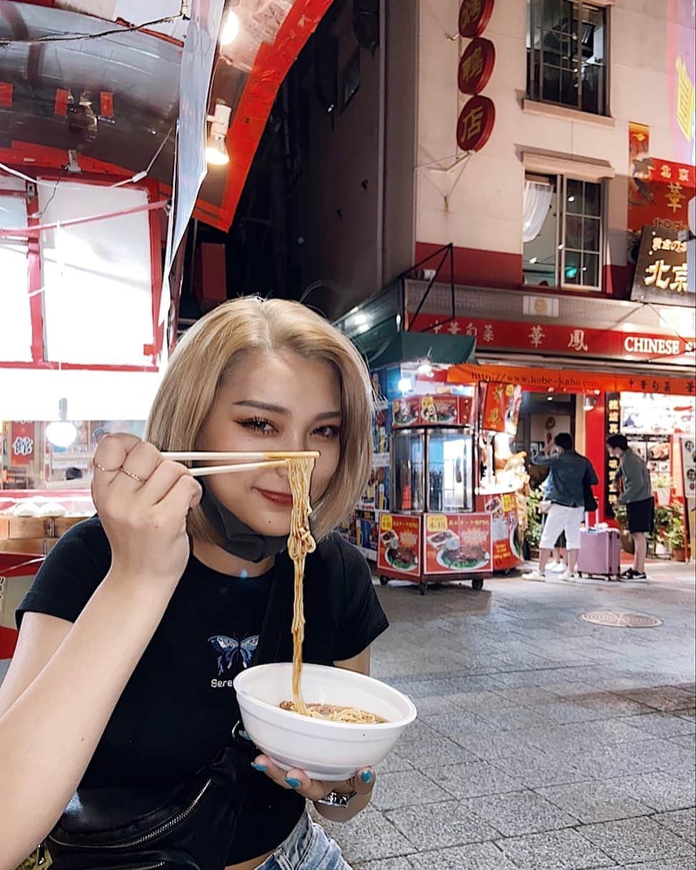 えまぽち(穂波エマ)のインスタグラム：「先生あのね、 この前人生で初めて念願のジャージャー麺をたべました。 これは本当にジャージャー麺なのかな？どうなのかな？って感じで食べ食べしました。 ジャージャー麺と信じたいです。  #貴様はきっとジャージャー麺」
