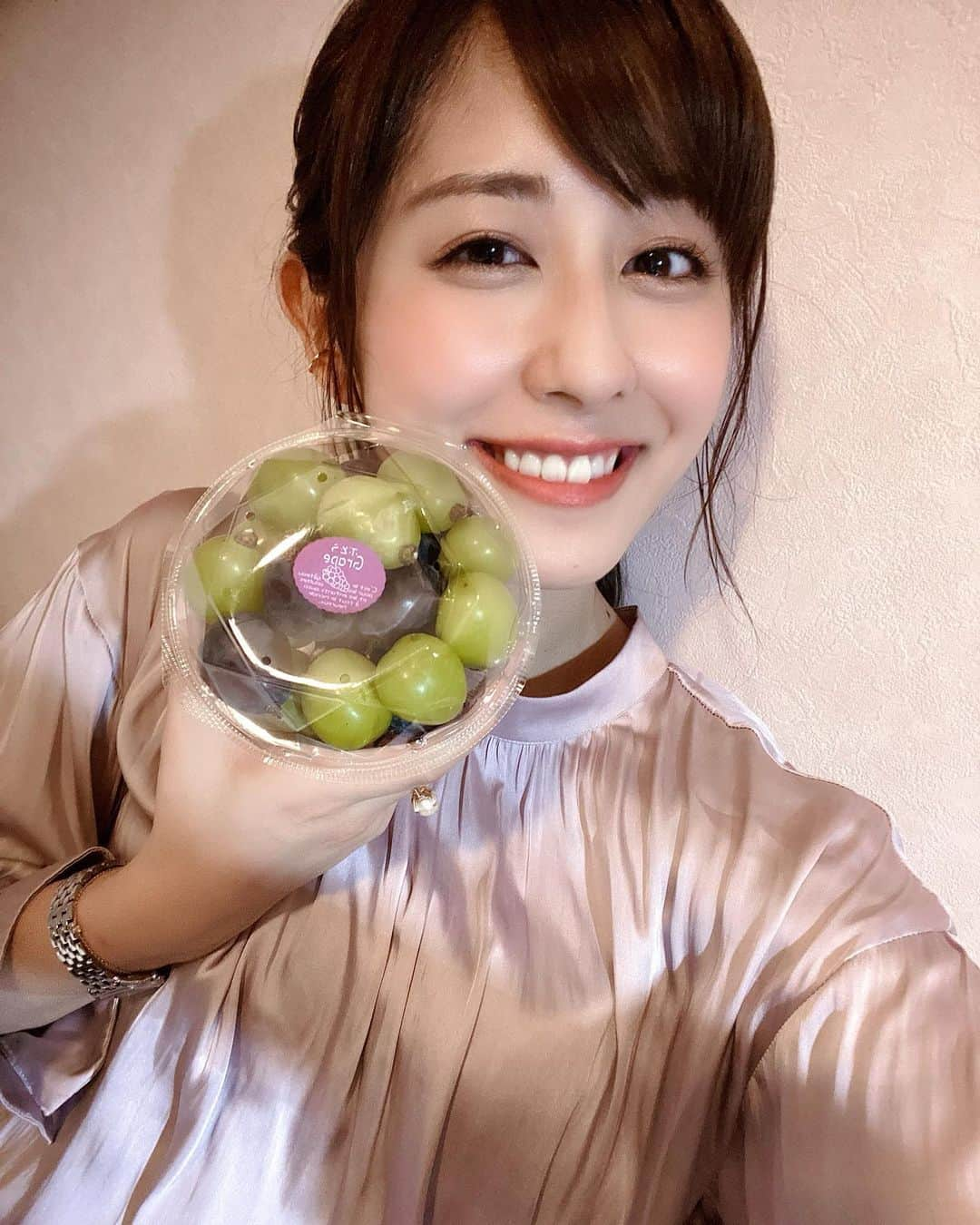 斎藤ちはるさんのインスタグラム写真 - (斎藤ちはるInstagram)「秋の味覚🍁ぶどう🍇 . 雪乃さん @yukino_yamamoto5 からいただきました☺️ . . #モーニングショー で #以前 #シャインマスカット #について #取り上げまして #その時の #口約束 を #覚えてくれていた #とっても #美味しい #岡山 の #ぶどう  #家族 で #いただきました #ありがとうございました . . #山本雪乃 アナウンサー #斎藤ちはる#テレビ朝日アナウンサー#テレビ朝日#テレ朝#アナウンサー#果物#秋#フルーツ#大好き#くだもの#秋の味覚#食欲の秋#食欲#羽鳥慎一モーニングショー」9月29日 20時29分 - chiharu_saito_ex