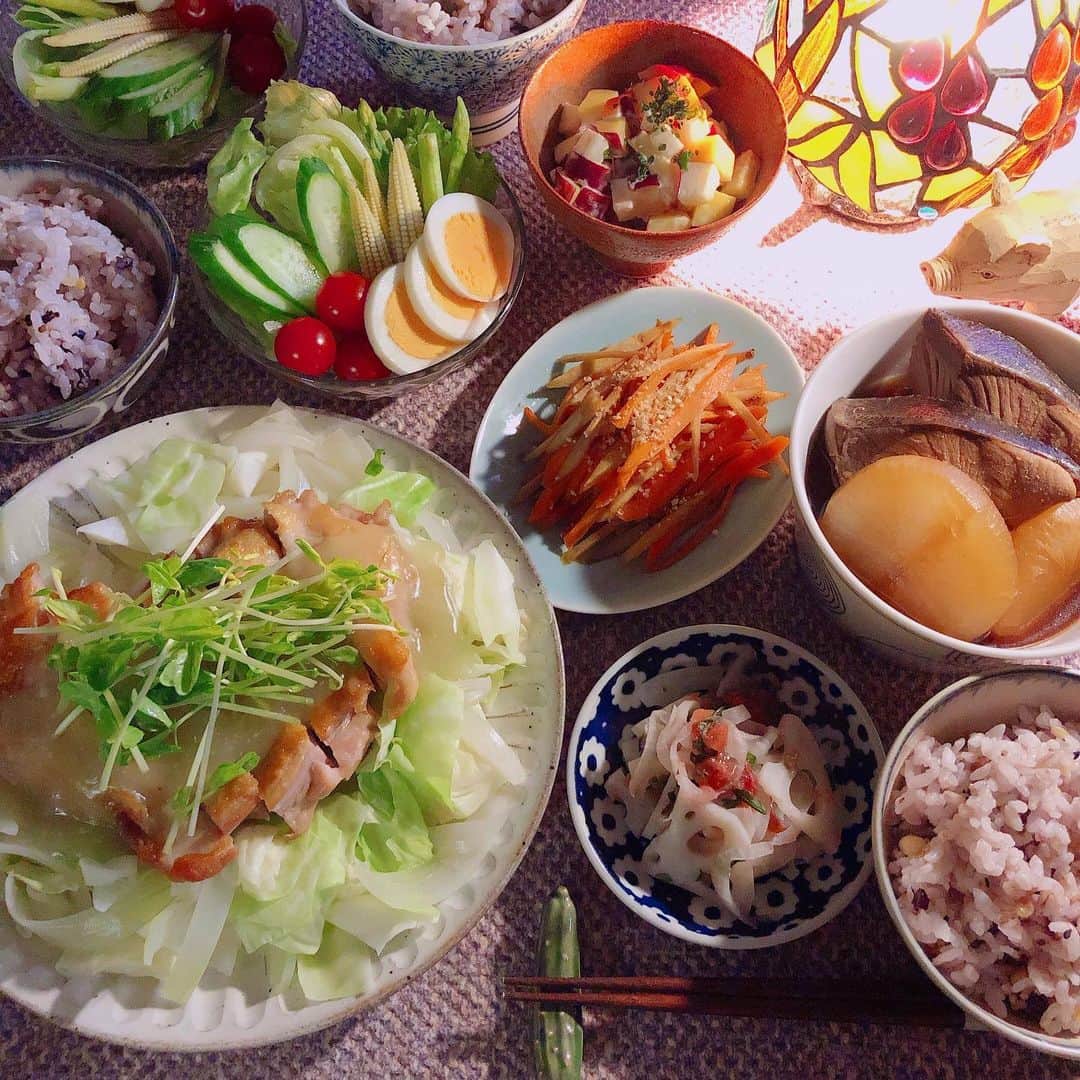kaoringoのインスタグラム：「片栗粉を食器棚にしまおうとしました、おやすみなさい😇  うま塩わさびチキン 鰤大根 れんこんの梅和え(刻み大葉入り) 人参とごぼうのきんぴら さつまいもとリンゴのサラダ  そしてまたサラダ」