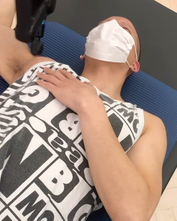プニエル のインスタグラム：「TMI WARNING!!  When my alopecia got really bad the hair on some parts of my body started falling off too. One of the spots were my armpit. It grew back now but.... only my right side 😂🤣😂🤣😂  @lm__91 @168.kg   TMI 주위!!  탈모 많이 심해졌을때 몸에 있는 털도 여기 저기 빠지기 시작 했는데 빠진 곳 중 한 곳이 바로 겨드랑이! 이제는 다시 자라긴했는데... 오른쪽만 😂🤣😂🤣😂」