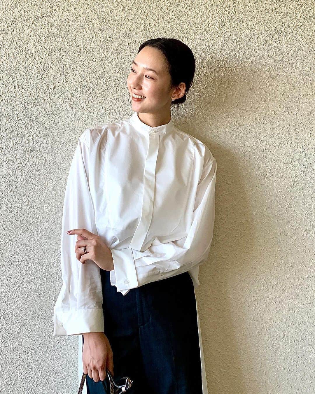 松原汐織のインスタグラム：「#myfav  私にとってパワースポットの実家へ🏡 両親と話すとホッとすると言いますか、近いのでついつい甘えに帰ってしまいます。写真は母が撮ってくれました📸 ・ 毎シーズン買い足してしまう、白シャツ✨ 今秋は @inscrire_official のものをゲット。着々と私のワードローブに増えていく、大好きな日本ブランド🇯🇵 この日は前をインしましたが、前も長めの丈なのでユルッと着るのが通常スタイル。袖周りのデザインやサラッとした生地感も凄く好きで、大活躍の予感🥰 ・ 今日もお疲れ様でした♡♡ 明日も穏やかな良き日となります様に😌 ・ #Coordinate #ootd  Shirt / @inscrire_official #inscrire  Pants / @stunninglure #stunninglure  Bag / @giannichiarini_jp #giannichiarini  Shoes / @zara #zara  Earrings / @bottegaveneta #bottegaveneta」