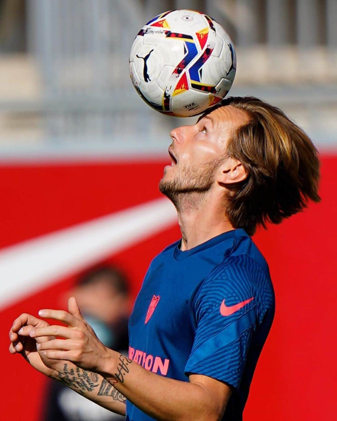 セビージャFCさんのインスタグラム写真 - (セビージャFCInstagram)「👀 ⚽️ 👌🏻  #WeareSevilla #NuncaTeRindas #vamosmiSevilla」9月29日 20時37分 - sevillafc