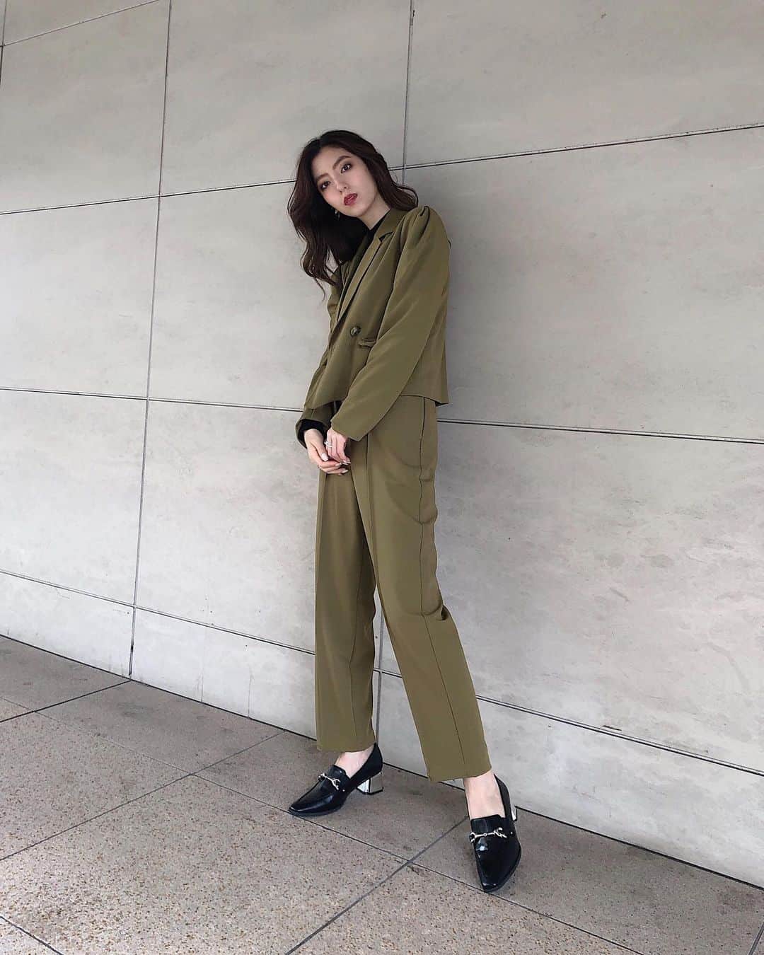 のインスタグラム：「. . セットアップ🍐🍐 #パワショルショートジャケット #サイドベルトテーパードパンツ . 絶妙すぎるカラーと可愛すぎるシルエット✌️ . #MURUA#murua_snap#murua_by_staff#code#fashion #ムルーア#セットアップ#ジャケット#テーパードパンツ#トレンド#コーデ#ファッション」