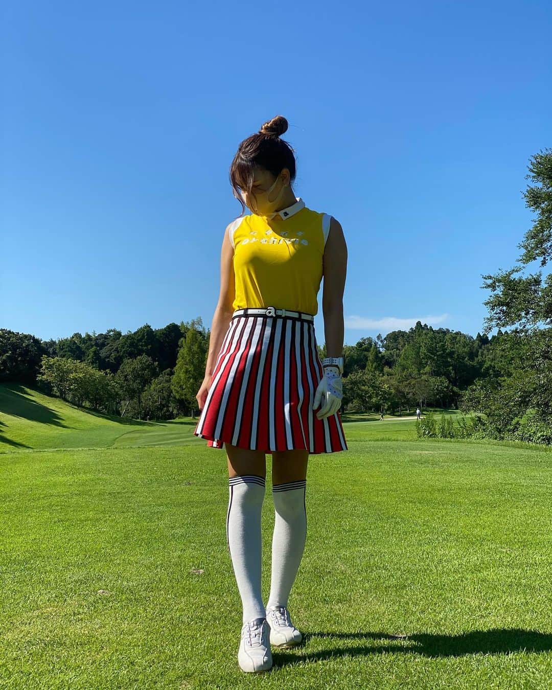 あやごるふのインスタグラム：「快晴〜〜😆😆☀️☀️☀️﻿ ﻿ 全身 @archivio.official_online  安定に可愛すぎる……🥺❤️💛﻿ ※PRP注射のダウンタイム中だった為マスク😷 ﻿ ﻿ ﻿ 10日ぶり位の更新ですみません🙇‍♀️💦﻿ ﻿ お仕事がありがたい事に﻿ ガッチャガチャに忙しすぎて﻿ さらに宅建士の試験前で（勉強出来る時間無いけど）﻿ ﻿ 更新するネタがありません😂💦﻿ ﻿ ﻿ でも珍しく、明日明後日でゴルフなので﻿ 叩きまくって泣いてる姿を楽しみにしていてください🤣﻿ ﻿ ﻿ ﻿ ﻿ ﻿ #golfnetwork #golf #golfswing #golfwang #reginagolf  #golfgirls #instagolf #golfstagram #ゴルフ #ゴルフ女子 #ゴルファー #ゴルフ好き #ゴルフ部 #ゴルフ動画 #ゴルフ練習 #ゴルフコーデ #골프 #ゴルフスイング #ゴルフ大好き #ゴルフ好きな人と繋がりたい #ゴルフばか #golflife #golfgirl #不動産投資 #골프 #골프웨어 #골프스타그램 #해외여행 #예쁘다 #다이어트」