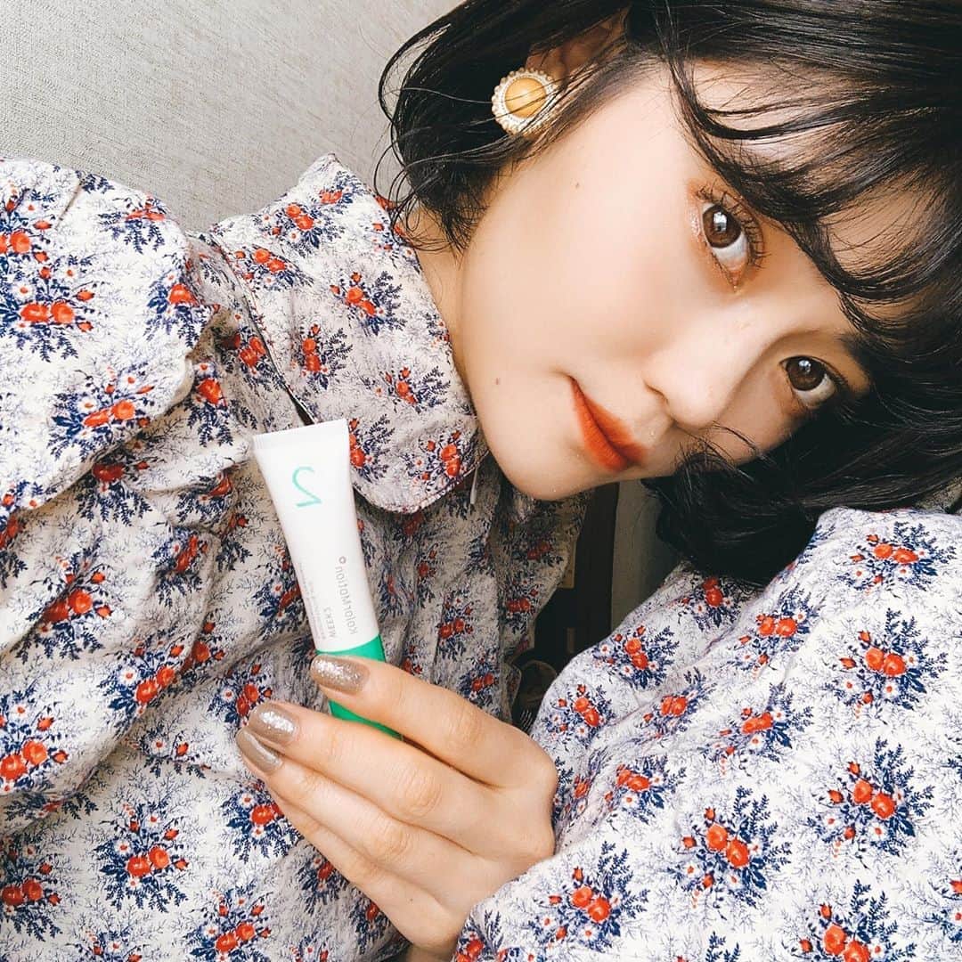 追田菜々花さんのインスタグラム写真 - (追田菜々花Instagram)「STEP2🔥🔥 WELLAさんのカラーモーション＋4ウィークプログラム（＾ω＾） この前はピンクのSTEP1をしたので、今日は2週目のSTEP2です✊🏻  カラーしてから2週間後は手触り・なめらかさが失われやすいみたい（ ; ; ） STEP2にはアボカド🥑オイルが入っていて滑らかな手触りになるんやって〜！  3週間後のレポもお楽しみに💡  #wella #wellahair #wellapassionistas #wellacolor #トリートメント #アボカド #アボカドオイル #カラーモーションプラス #なめらかな手触り #4ウィークプログラム #ショートヘア #ショートボブ #ショートカット #ショートヘアアレンジ #黒髪ボブ #黒髪女子 #内巻きボブ #内巻きワンカール #ワンカールボブ #レトロ #レトロワンピース #古着 #古着コーデ #古着女子 #古着好きな人と繋がりたい #花柄ワンピース #スリースター京都 #古着屋巡り #京都 #京都古着屋」9月29日 20時38分 - mcr2020_01on