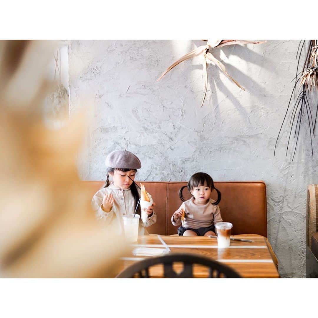 Kyooonさんのインスタグラム写真 - (KyooonInstagram)「南京町でたまたま入ったカフェが﻿ すごーく可愛かった☕️﻿ ﻿ ﻿ 食べることが好きな長女と﻿ 食べるより遊ぶことが好きな次女﻿ ﻿ ふたりの性格がよくでてる１枚﻿ #姉妹#4歳差姉妹#南京町カフェ#南京町」9月29日 20時42分 - fancykyon