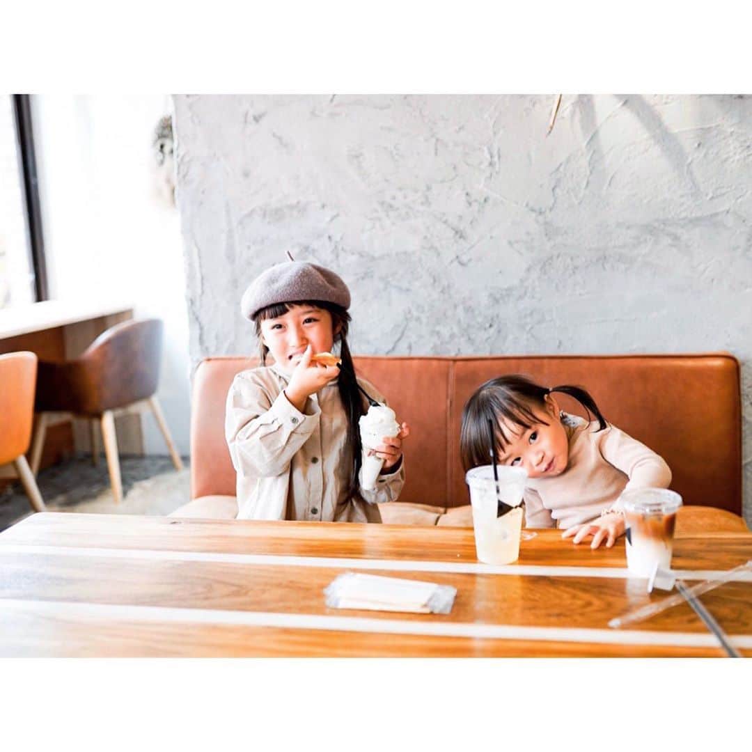 Kyooonのインスタグラム：「南京町でたまたま入ったカフェが﻿ すごーく可愛かった☕️﻿ ﻿ ﻿ 食べることが好きな長女と﻿ 食べるより遊ぶことが好きな次女﻿ ﻿ ふたりの性格がよくでてる１枚﻿ #姉妹#4歳差姉妹#南京町カフェ#南京町」