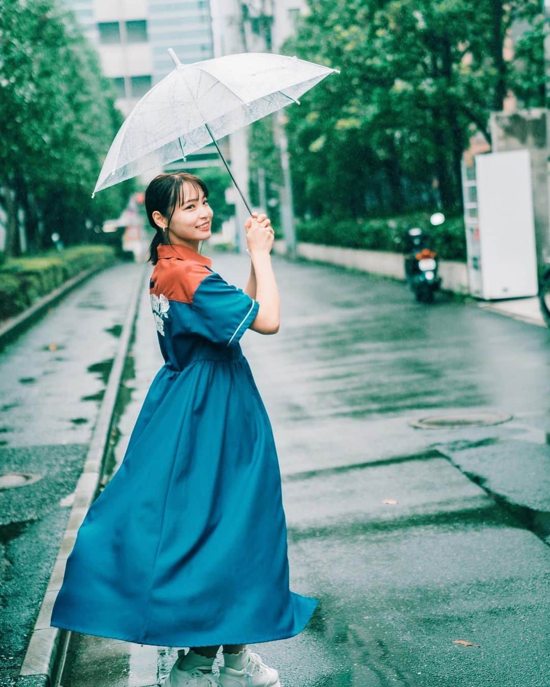 久保乃々花さんのインスタグラム写真 - (久保乃々花Instagram)「雨だからって。  #ブルー #ワンピース #モデル #jouetie #スタジャン」9月29日 20時52分 - kubononoka__gram