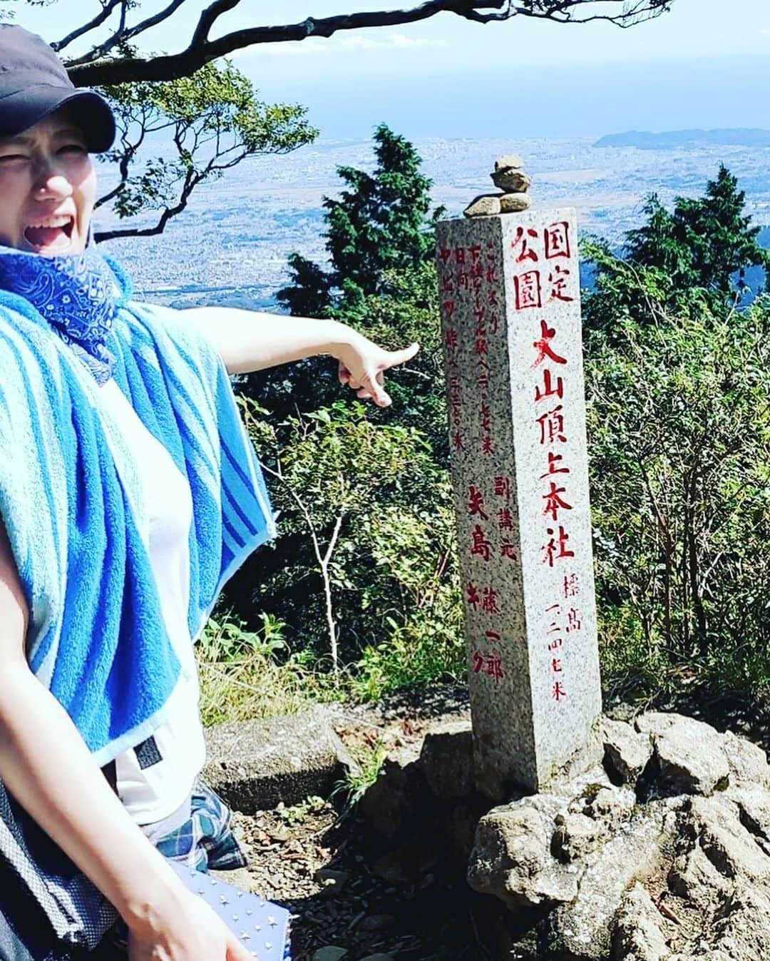 雪妃真矢さんのインスタグラム写真 - (雪妃真矢Instagram)「正直、 #登山 を舐めていた雪妃。 初っ端からとんでもない急角度の階段で、 高所恐怖症⁠の雪妃としては 「振り向けない！！これ、もし登っても絶対降りられない！！！」  …早々に離脱の危険性を感じたけど、登頂出来て良かったよー🎶  頂上で食べる冷凍焼きおにぎりの美味しさよ★カップ麺もカレーもお蕎麦も、何もかも美味しそうに見えたな〜ŧ‹”ŧ‹”( ‘ч’ )ŧ‹”ŧ‹”  ⁠驚いたのが、年配のご夫婦に多く遭遇したけどみんなめちゃくちゃ元気！ 「こんにちは〜」 「まだまだ上だよー」 「お、山ガールがんばれ〜」 「あと少しで頂上だよ」 「休みながらのんびり登ればいいのよ〜」 って、アドバイス下さる余裕！ 当然、装備も完璧。  幾つになっても #健康 に体を動かす趣味があるのっていいな。  #山登り の達成感と自然との一体感は心身の健康に良さそう✨  いーっぱい汗かいて、太陽浴びて、マスク外して深呼吸、リフレッシュ！！  #スポーツの秋 #アイスリボン登山部  #iceribbon #プロレスラー  #日本世界遺産  #ミシュラン二つ星 の #絶景  #大山 #阿夫利神社  #霊山 #Michelin ★★ #WorldHeritage #Japan  #MountOyama #mountainview」9月29日 20時52分 - mayayukihi