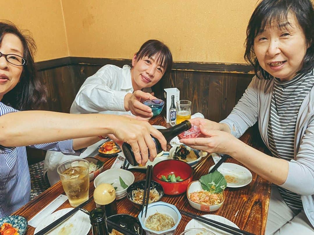 イアリサのインスタグラム：「急にお母さんからインスタにあげてって連絡が来た。 . は？笑 と思って電話したら 誰かが写真をアップすると日本酒が飲めるらしい。 . でも誰一人インスタをやっていないからって、そういえばありさやってたわ！ってなって連絡してきたとの事。 (来年の還暦集まりの打ち合わせらしいから全員60手前w) . みんな意味わかってないのに私に代わる代わる電話で説明してきて、店員さんとも話したけど店員さんさえもインスタやってないってなって、もう全て意味が分からないけど、ここに写っているみんなが今日本酒飲めるのであればあげようじゃないか。 . こんなインスタの使い方ってあるかな？って話になるけど、いいんだ私はこれで。w . みんな飲めるといいね日本酒🍶w (追伸：日本酒5本もくれたって後から連絡来たw) (よかったね。www) . #私何一つメリットない #娘インスタ頑張ってるんだけどな #アップはいいけど加工だけはさせてくれ #地元小国町なんだけど私のフォロワー数は小国町の人口と一緒 #私いないのにアカウントが必要と使われてしまう娘のアカウント #でも選ばれるとTshもらえるらしい #お願いします小国の選ぶ方私にTshください #19人いてインスタ誰一人やってない59歳たち #店員さんもやってないからスクショ送ってあげた娘 #店員さんさえも確認できない状態 #あと指定のハッシュタグもあるらしい #日本酒で乾杯 #小国郷で乾杯 #全員還暦 #おめでとう #これもある意味親孝行 #小国町 #みんな小国町行ってね #お箸ピース」