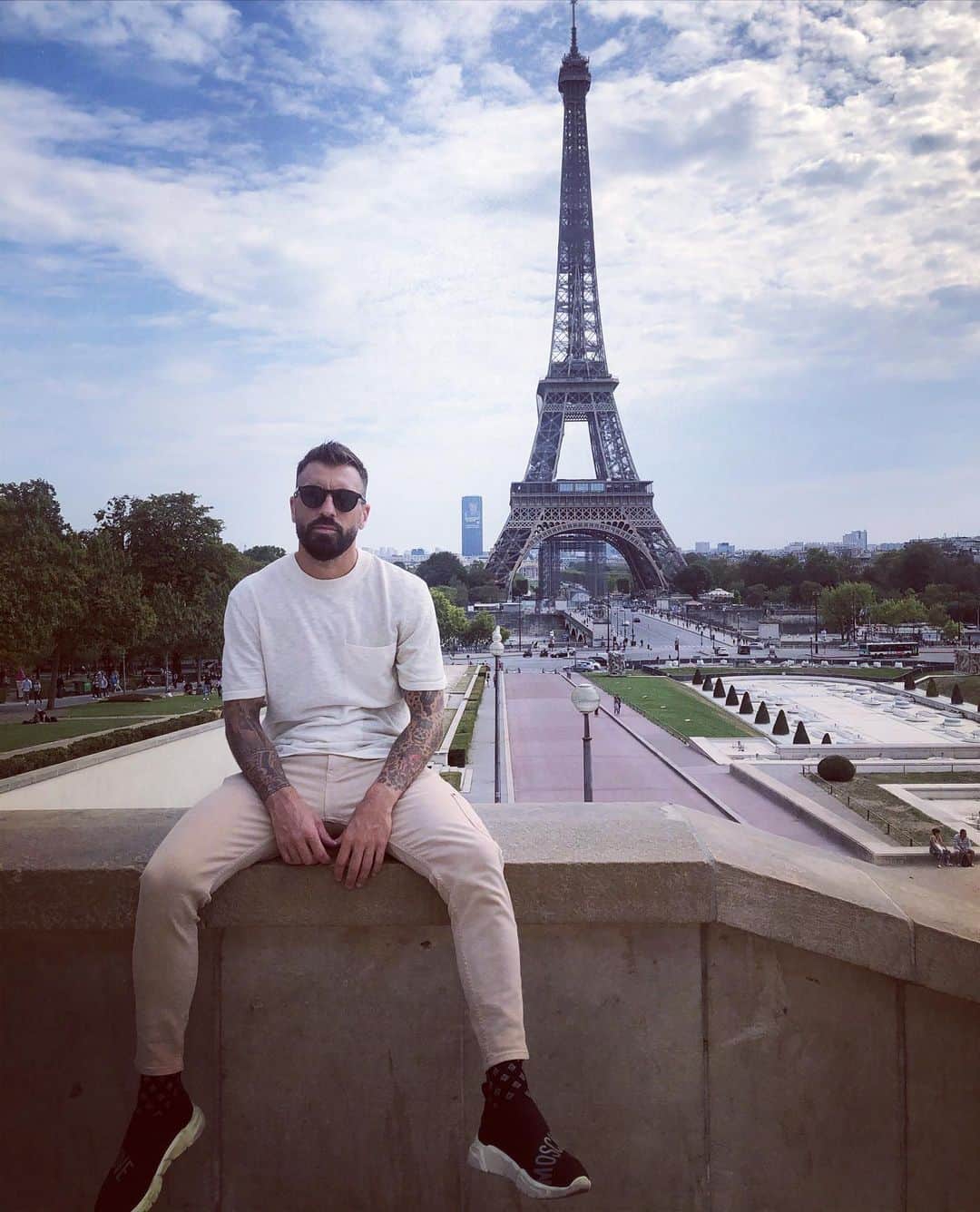 アントニオ・ルナのインスタグラム：「✈️ ❤️  #Paris #viajar #vida #energiapositiva」