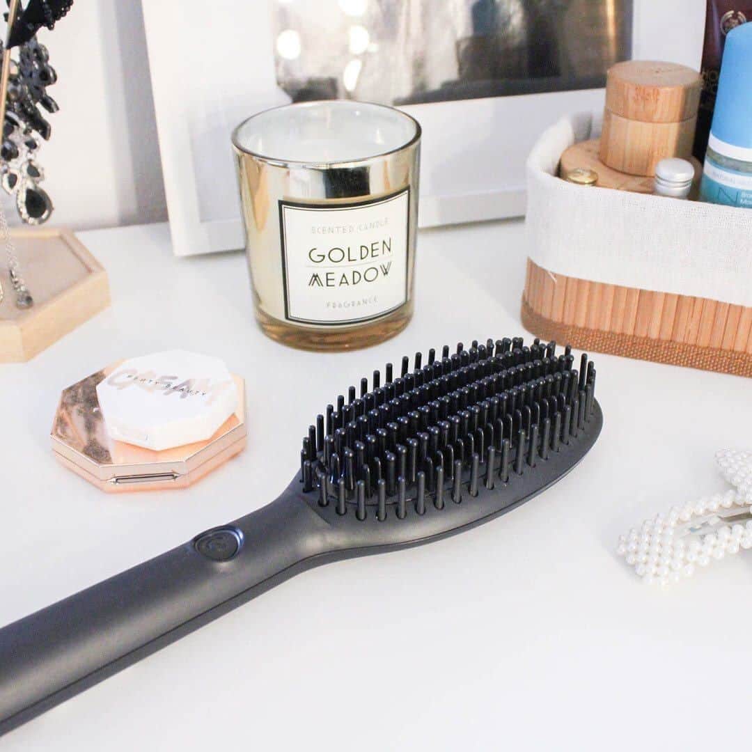 ghd hairさんのインスタグラム写真 - (ghd hairInstagram)「The ghd glide: the original brush that broke the internet ⚡️ the ultimate tool for second-day styles, or quick smoothing (when you’ve had a lie-in 👀)​  @biendebeauty   #riseandglide #ghdglide #hotbrush #tamingfrizz #hairgoals #hotbrush #seconddayhair #hairstyling #hairhacks #hairtools #awardwinning」9月29日 20時49分 - ghdhair