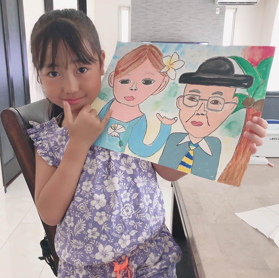 かなのインスタグラム：「． 夏休みの写真今見ると真っ黒🌞 ． 杏奈が宿題で描いてくれた じぃじとばーびー🥰🖼 家族の思い出のハワイの景色を背景に🏝✨ 3枚目が赤ちゃん杏奈👼🏻💕 ． ． #時系列バラバラだけど #載せてない写真がいっぱい」