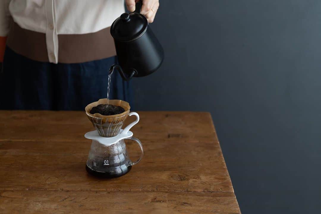 cafe_no_maのインスタグラム：「Enjoyed freshly brewed coffee ☕ 挽きたて淹れたての温かいコーヒー。 . 長年愛用しているドリップポットの詳細は @cafenoma.style」