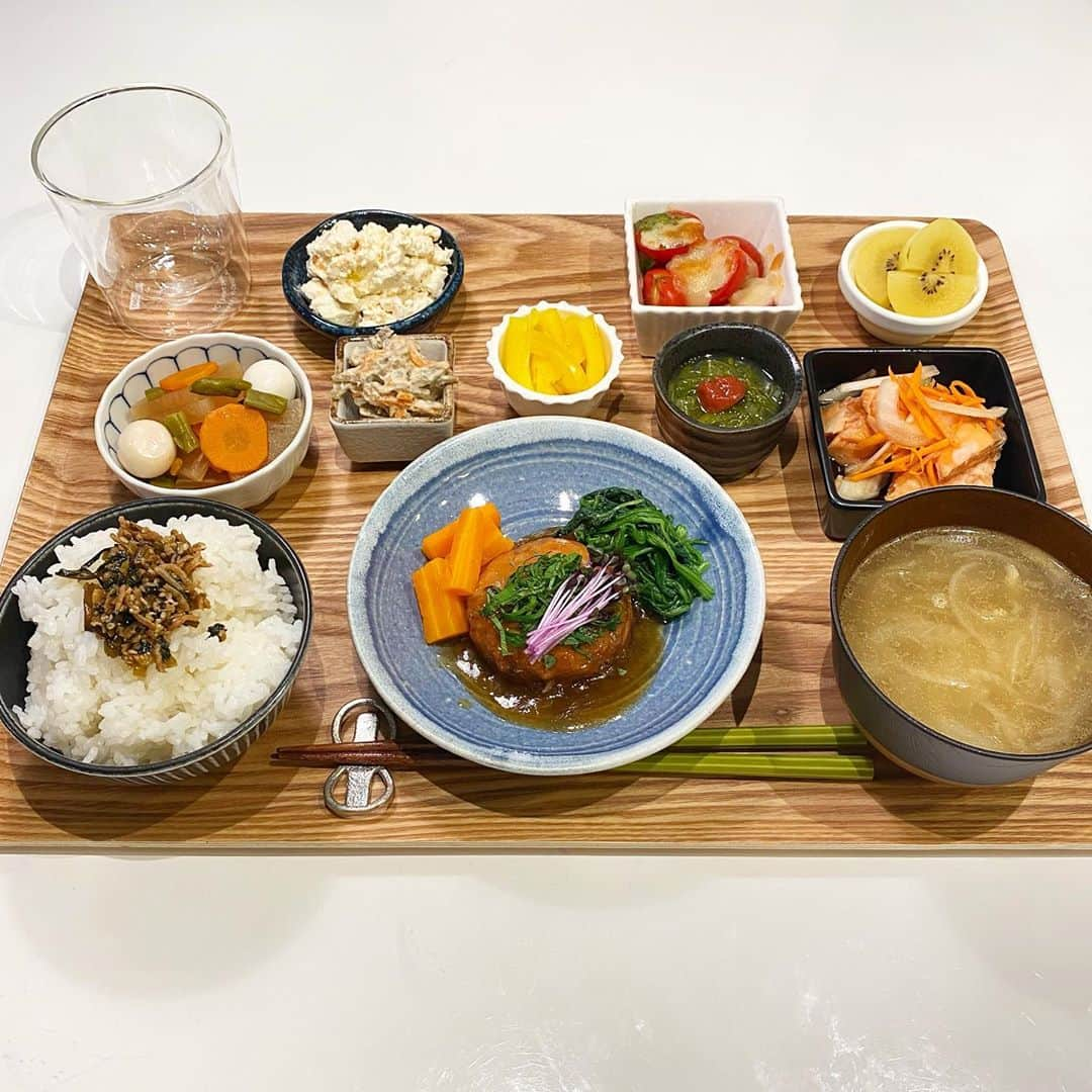 姫野れみさんのインスタグラム写真 - (姫野れみInstagram)「#石毛家の食卓 👨🏿‍🍳 ♪  自家製豆腐は @gyutei さんにお裾分けして頂いたもの 前日から水切りをしてチーズのようになったお豆腐を 岩塩とオリーブオイルで頂きました♪  🍳#山芋と蓮根の肉団子 🐟#秋鮭の南蛮漬け 🍲#うずらと大根といんげんと人参の煮物 🥔#ごぼうサラダ 🌊#梅めかぶ 🥚#自家製豆腐 🥒#パプリカのピクルス 🍅#トマトバジルのチーズ焼き 🍚#自家製ふりかけご飯 🧅#オニオンスープ 🥝#ゴールドキウイ  #サッカー選手のごはん #アスリートフードマイスター #アスリート飯 #料理 #和食 #夕食 #夕飯 #夜ご飯 #晩ごはん #夜ご飯 #夜ごはん #和食ごはん #手作り料理 #手作りごはん #おうちごはん #レシピ #dinner #food #cooking」9月29日 20時51分 - remi___08