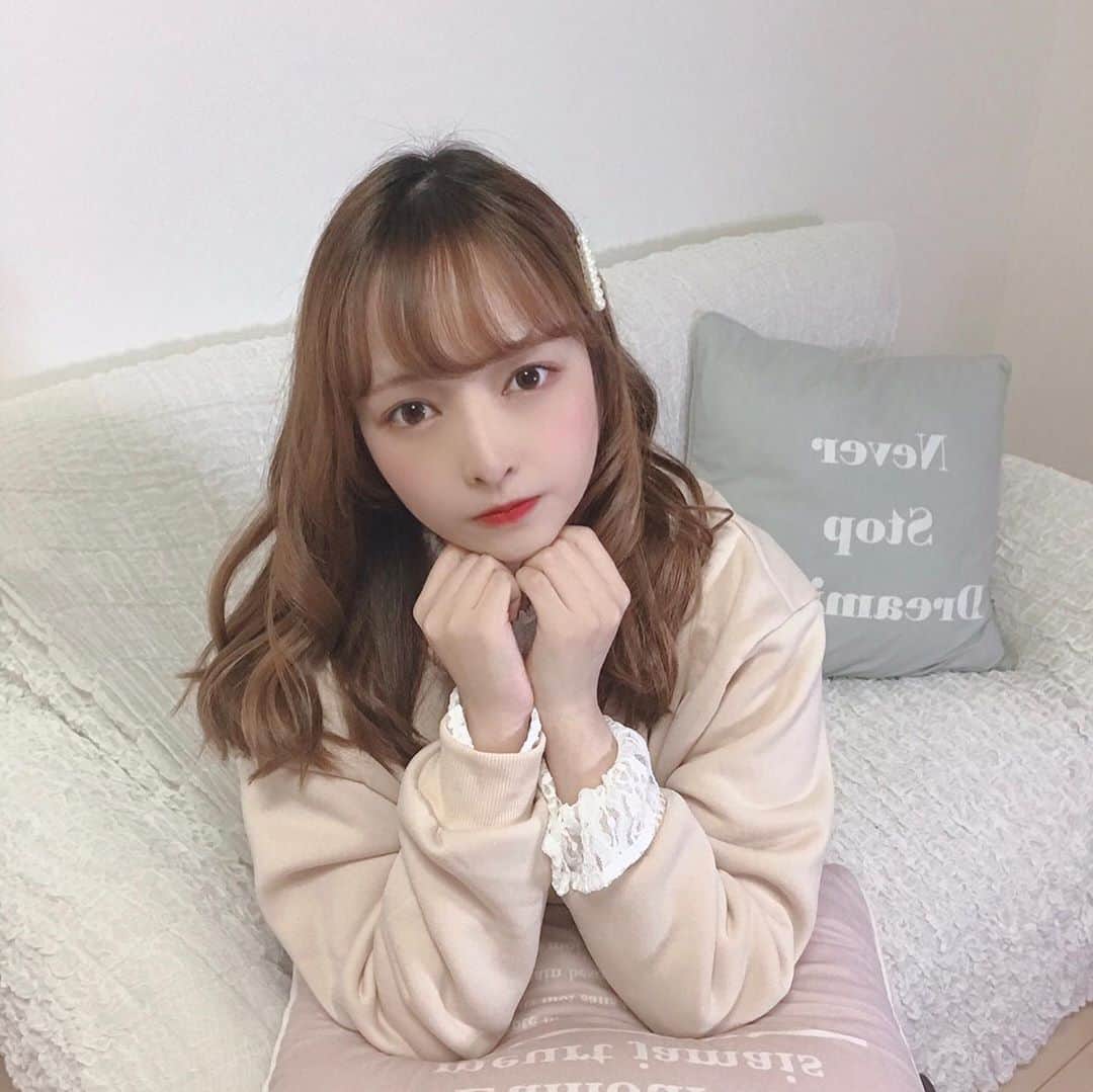 椎名あつみのインスタグラム：「ひさしぶりのゆるふわ巻き🎅🏻🍟 ビフォーアフター🐰🎄 メリクリ😖🐰  #クリスマス  #ヘアアレンジ  #巻き髪  #ヘアセット」