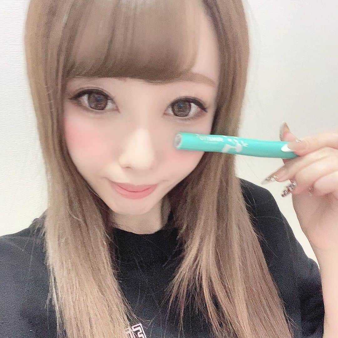 ゆんのインスタグラム：「🐼 . ずっと気になってたパンダノンスティック✨ . これ塗ってるとヨレてこないから便利🥺 . #パンダノンスティック #新作コスメ #コスメレポ #アイメイク」