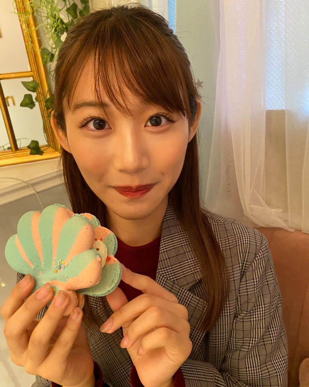 仲間由依のインスタグラム：「富士急に行く時に 東京に少しだけ寄ったから、 #ママロン に行ったよ♪♪  こんなに大きなマカロン、 初めて食べた🥳  子供の時にマカロンを 作ってたんだけど、 綺麗な形で焼くのが 難しかった🤯  綺麗な貝殻の形のマカロン 作れるなんて凄いな〜って 思いながら食べました  5個とも全部味が違って美味しかったです(￣▽￣)」
