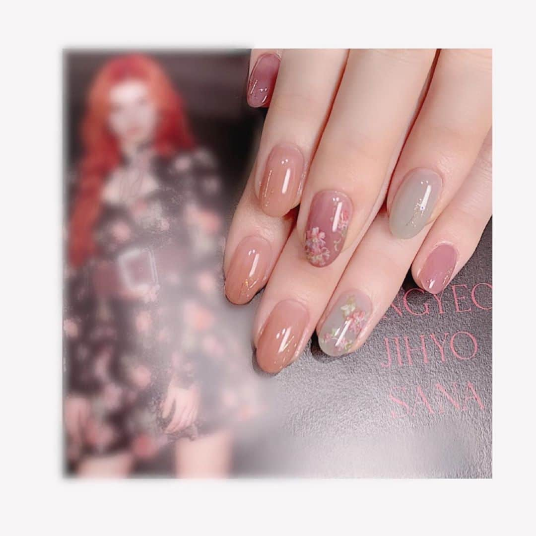 河西美希さんのインスタグラム写真 - (河西美希Instagram)「ネイル変えてきました🏹💅﻿ ﻿ 今回のデザインはYuiさんのインスタに載っている﻿ More&Moreのサナちゃんの衣装のネイル凄い﻿ 可愛かったので似てるデザインをお願いしました🤲♥️﻿ ﻿ 花柄💐手描きで儚い感じが尊くて﻿ お気に入りです😭✨﻿ ﻿ Yuiさん（@yuibabynails）﻿ いつも可愛いネイルありがとうございます🥺﻿ ﻿ 🗣Nail salon ivyさん﻿ 　LINE@→【@alo9068j】﻿ ﻿ #ネイル #Nail #Nailsalon #ネイルサロン ﻿ #nailstagram #ジェルネイル#新橋ネイルサロン﻿ #汐留ネイルサロン #gelnail #twicenail﻿  #秋ネイル #moreandmore #花柄ネイル」9月29日 20時54分 - mikipon1111