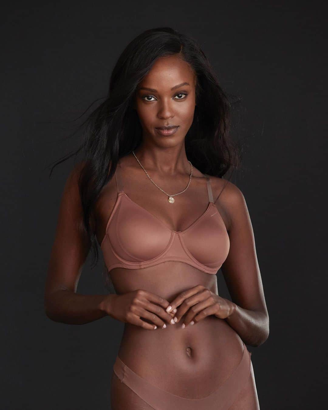 レイラ・ンダのインスタグラム：「Wearing my nude skin as an ornament 🏆 #melanin」