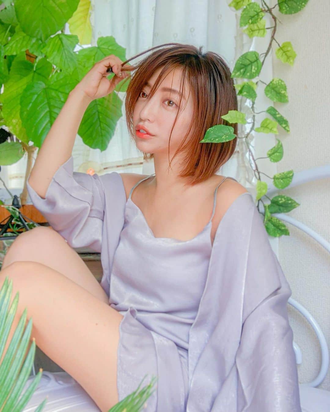 のインスタグラム：「新しいルームウェア✨ . . . ショーパンがフリルなんだけど 大人カラーとサテン素材がキレイめバランスが可愛い👏 . . . おうち時間大事。 ツヤ感のサテンが上品で大人だよね！ . . . . . . . @tu_hacci  #ルーティン#かわいい#セルフィー#女子力 #秋コーデ#女子力向上委員会#秋カラー#女子力向上計画#ルームウエア#女子力アップ大作戦」