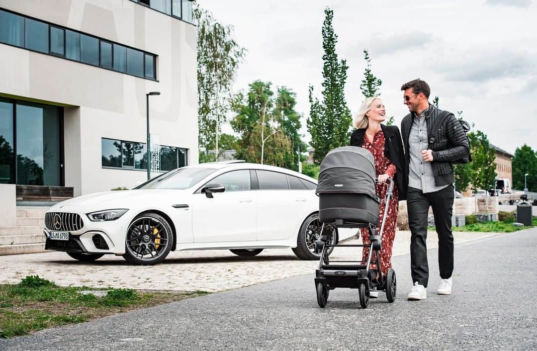 Mercedes AMGさんのインスタグラム写真 - (Mercedes AMGInstagram)「Great news for parents who want a sporty, practical, and elegant mobile base for their children: The new Mercedes-AMG strollers are out now! Cooperating with German premium manufacturer @hartan_kinderwagenwerk, this Avantgarde series appears in two unique design options. Now available in leading baby specialist shops!  #DrivingPerformance #MercedesAMG #AMG #KinderWagen #Stroller」9月29日 21時00分 - mercedesamg