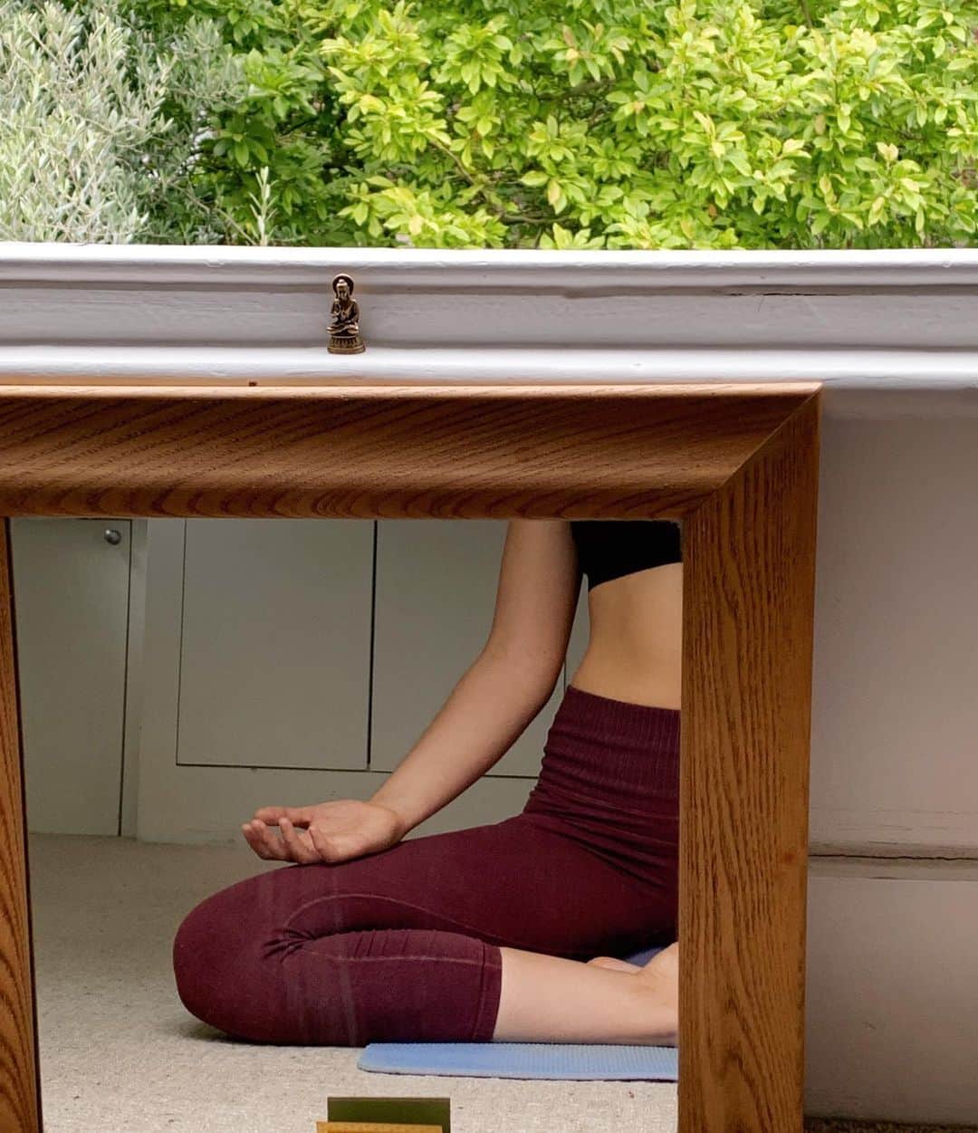 Amelia Zadroのインスタグラム：「Zoom Yoga & Meditation ~ Over the last month has become a lovely little weekly slice of solace To connect with friends and family in Australia and around Europe I’ll continue offering classes every Tuesday Alternating between 60 min yoga & 30 min meditation  08:30-09:30 UK time 17:30-18:30 Sydney (Aus) time DM me for more info and booking link 🧘🏻‍♀️✨」